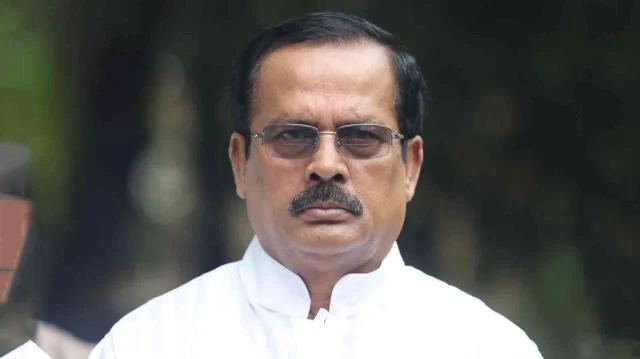 স্ত্রী-মেয়েসহ সাবেক মন্ত্রী নানকের দেশত্যাগে নিষেধাজ্ঞা